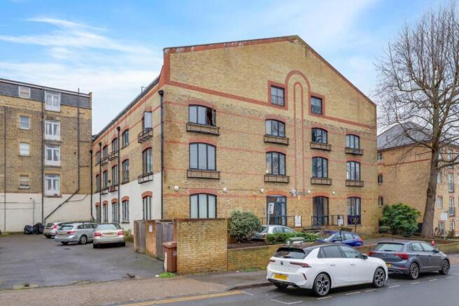 14-d26dJHPropWorld - 18 SIlverdale House - 40-medi