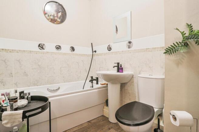 2 bed Apartment to rent Image 7