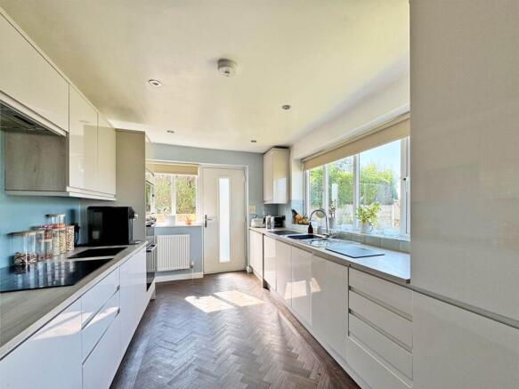 4 bed Detached for sale Image 8