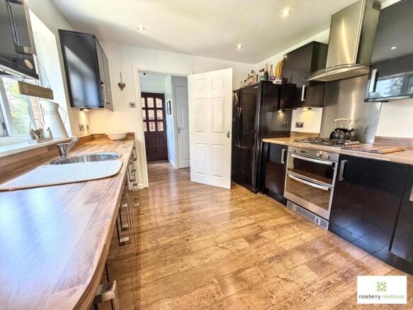 5 bed Detached for sale Image 7