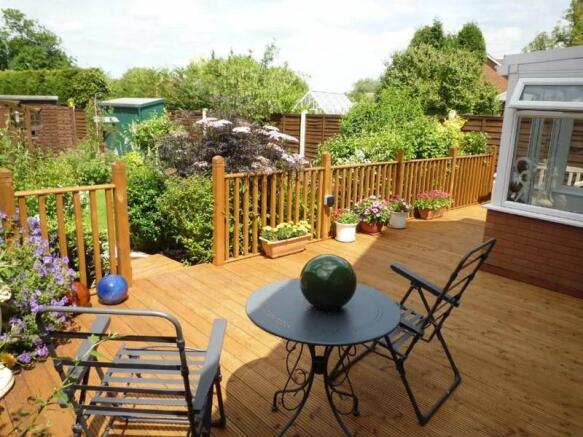 REAR GARDEN & DECKING