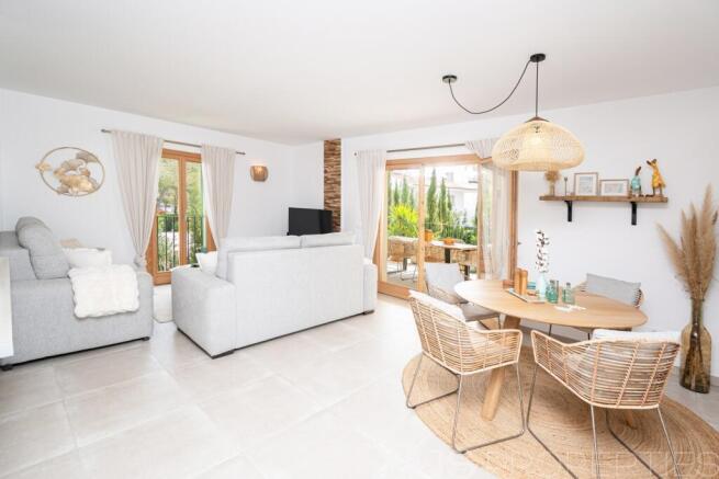 BEAUTIFUL MODERN GROUND FLOOR APARTMENT WITH A LARGE GARDEN AND COMMUNITY POOL