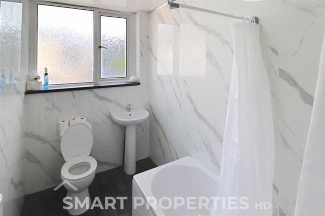 4 bed House to rent Image 8