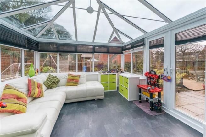 STUNNING GARDEN ROOM