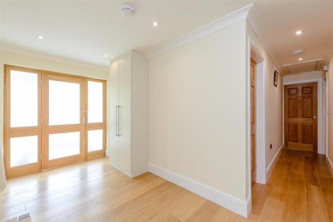8381873-interior02.jpg
