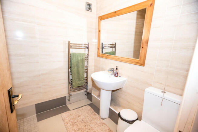 5 bed Semi-Detached for sale Image 8