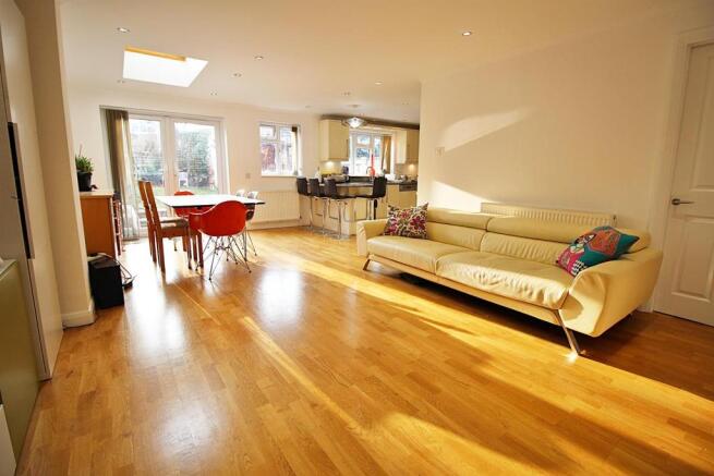 Lounge/Dining Area