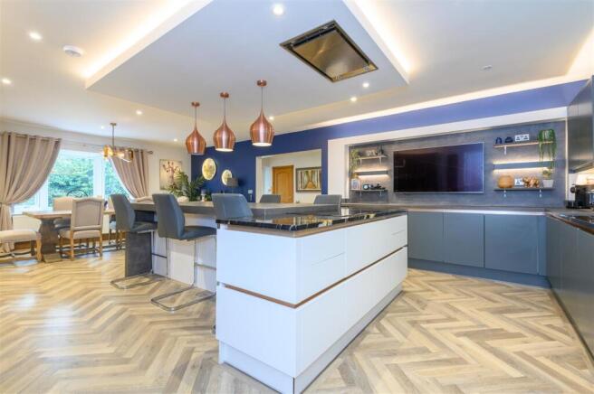 5 bed Detached for sale Image 3