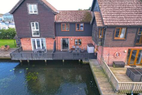 Peninsula Cottages, Staitheway Road, Wroxham