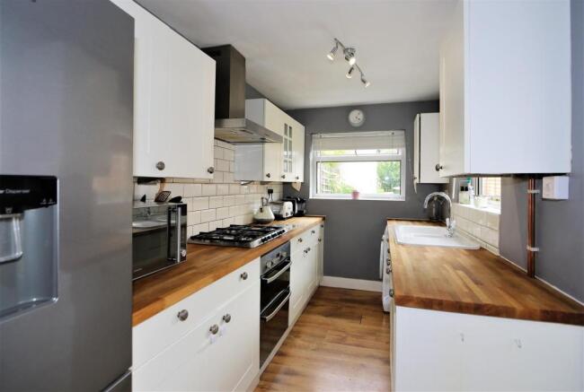 FITTED KITCHEN