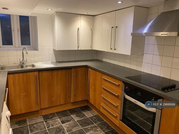 2 bed Terraced to rent Image 5