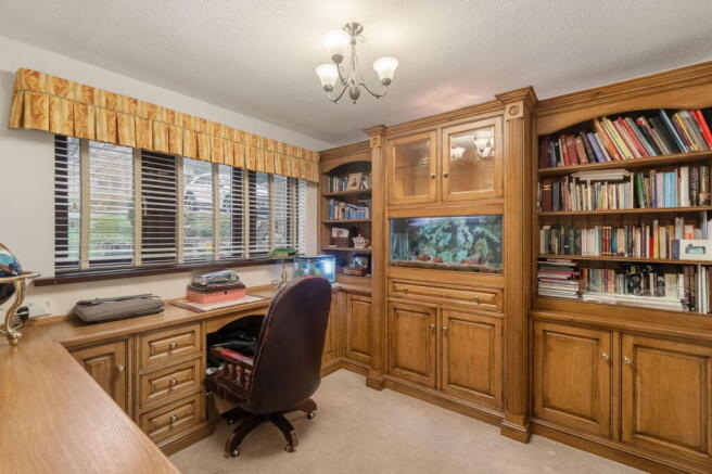 5 bed Detached for sale Image 7