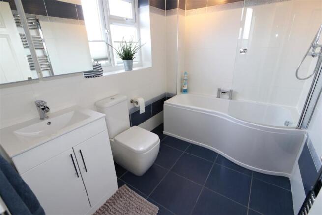 STYLISH FAMILY BATHROOM
