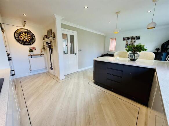 4 bed Detached for sale Image 12