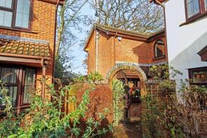 15, Stanley Gardens, Hersham, Walton-on-thames KT12 4HB