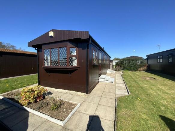 2-bed caravan on The Elms Retirement Park – Lincolnshire, £110,000