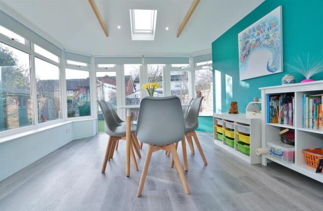 6 Colbourne Close-3.jpg