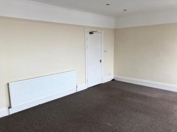 3 bed Flat to rent Image 6