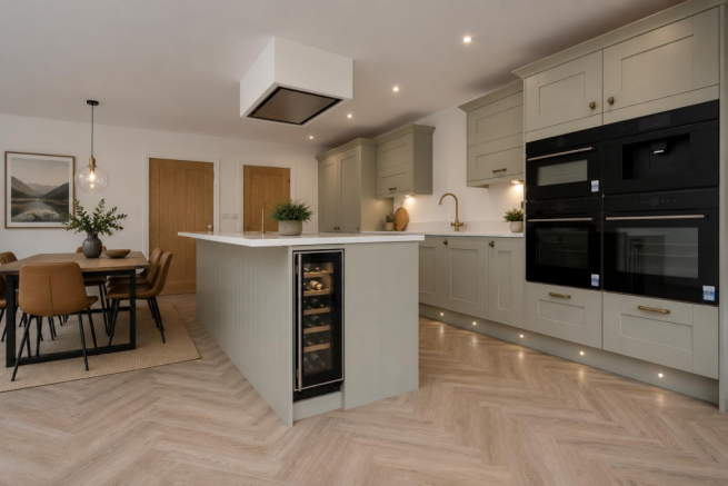 5 bed Detached for sale Image 4