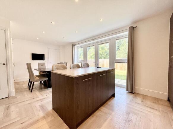 4 bed Detached for sale Image 9