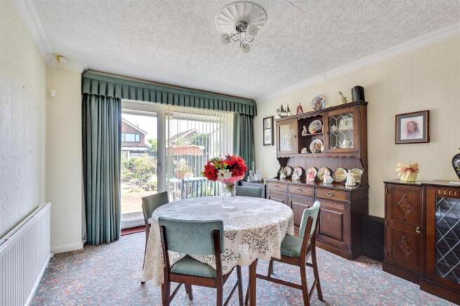 Lounge: Dining_1.jpeg