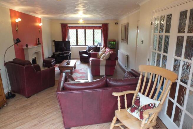 Lounge 1.JPG