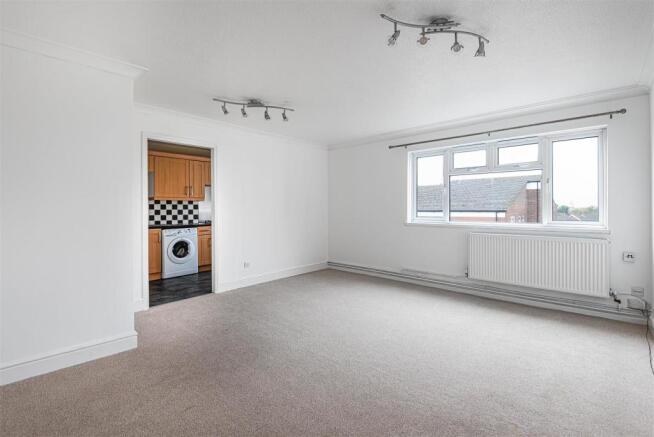 Lounge/Dining Room:
