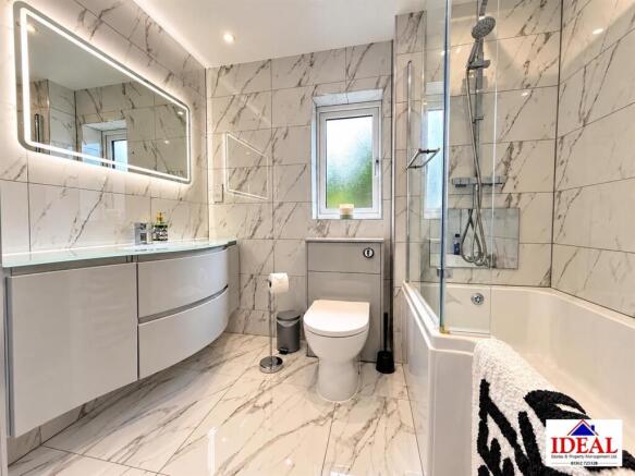 bathroom .jpg
