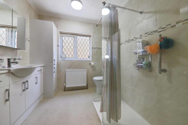 6 bed Detached for sale Image 12