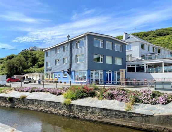 7 Riverside Court
