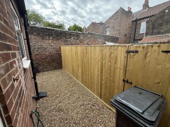 2 bed Terraced to rent Image 9