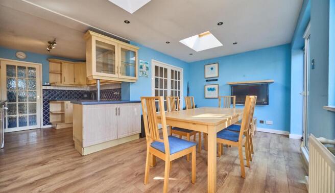 L shaped kitchen diner to rear