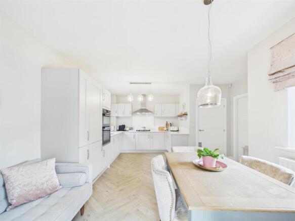 KITCHEN/DINING