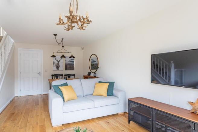 2 bed terraced house to rent Woodcote Grove Rd, L