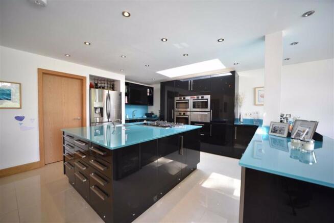 KITCHEN/DINER/FAMILY AREA