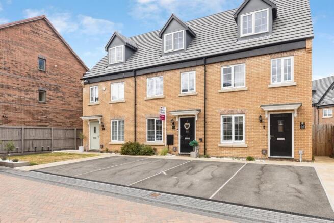 3 bed Town House for sale Image 9