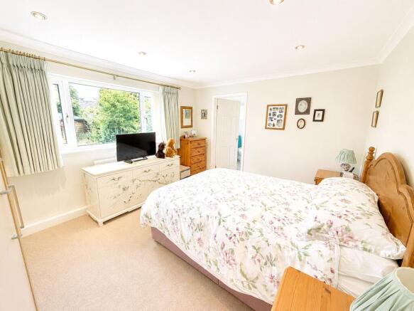 4 bed Bungalow for sale Image 10