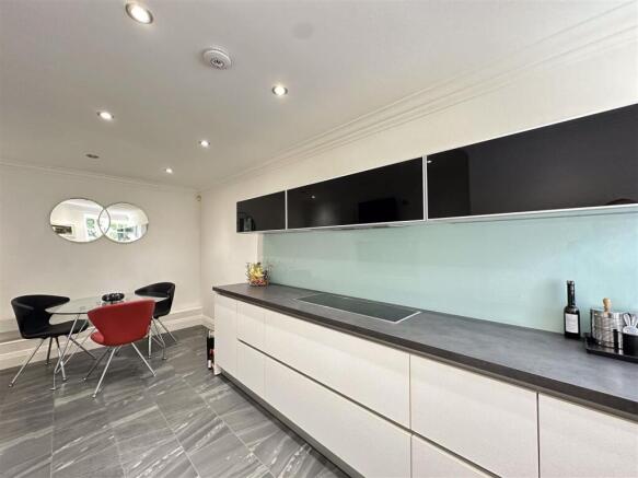 4 bed House for sale Image 12