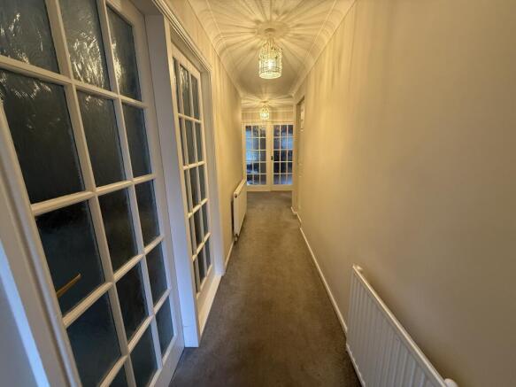 4 bed House to rent Image 5