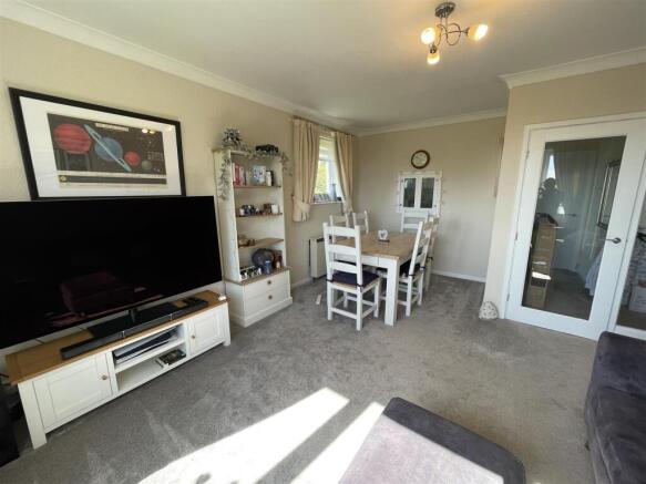 2 bed Apartment to rent Image 4