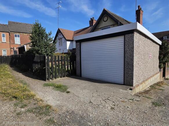 2 bed Semi-Detached for sale Image 11