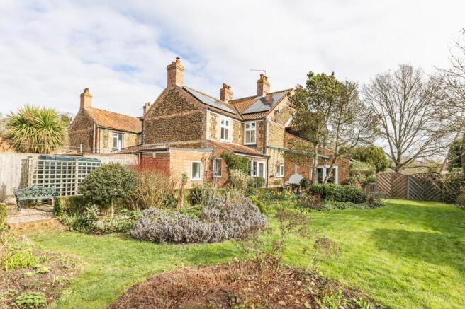 Charming Semi-Detached Cottage Overlooking Village Green in Grimston photo 4