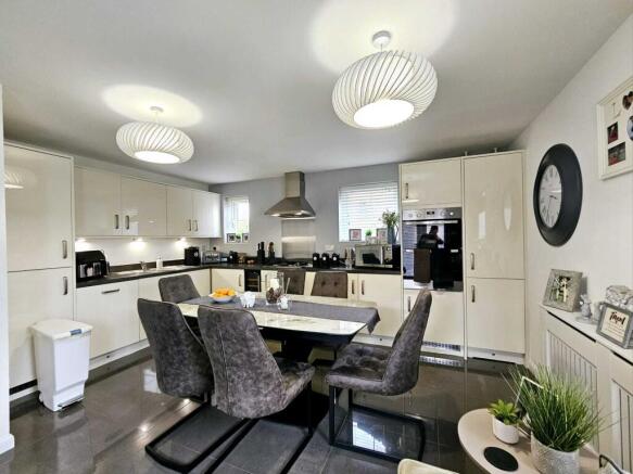 4 bed Detached for sale Image 6