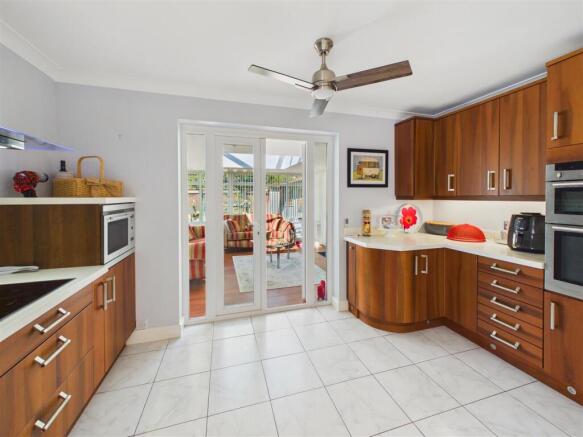 4 bed Detached for sale Image 10