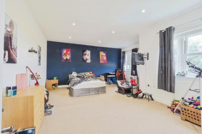 6 bed Detached for sale Image 11