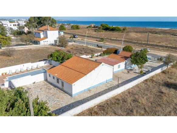 2 Villas + Warehouse with an area of 1831m² in Meia Praia, Lagos