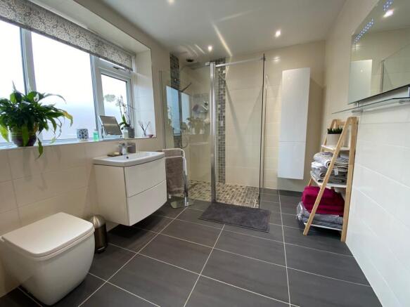 SHOWER ROOM/WC
