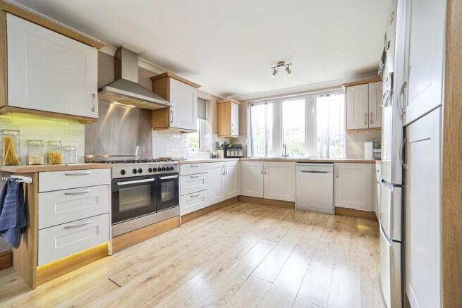 4 bed Detached for sale Image 9