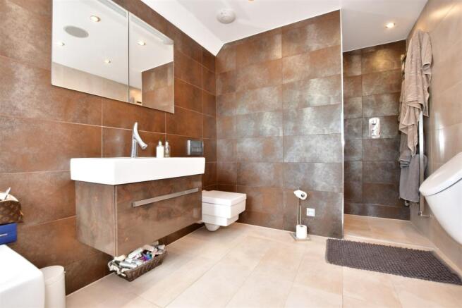 En-Suite Bathroom Bed 1