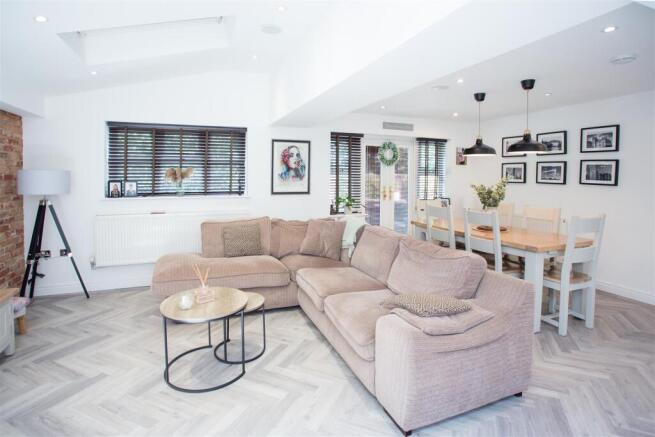 LOUNGE AREA